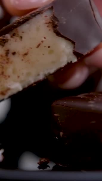 Whippets Met Andere Namen Andere Talen Met Chocolade Beklede Marshmallow — Stockvideo