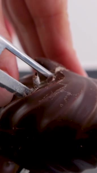 Manos Femeninas Con Cuchillo Cortado Malvaviscos Chocolate Colocándolo Diferentes Direcciones — Vídeos de Stock
