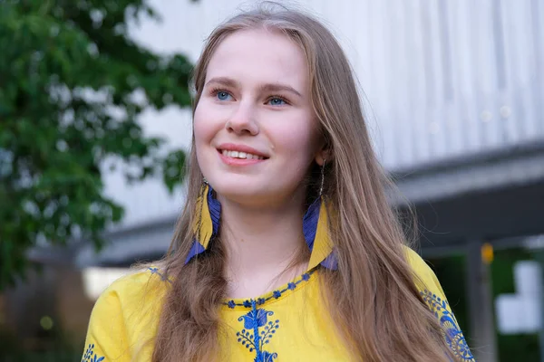 Hermosa Joven Sala Amarillo Nacional Camisa Bordada Ucraniana Con Hermosos — Foto de Stock