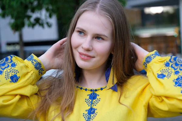 一个年轻女孩的手拿着乌克兰国旗 一个穿绣花衬衫的女孩 让乌克兰自由高质量的照片 — 图库照片