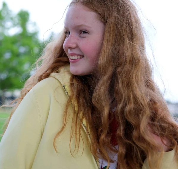 美丽可爱的女孩 长长的长长的金发红头发 微笑着望着远方 欧洲女孩黄夹克欢乐少年们在公园散步时的美丽微笑 — 图库照片