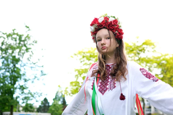 Милая Молодая Девушка Подросток Украинская Женщина Народном Традиционном Образе Фиксируя — стоковое фото