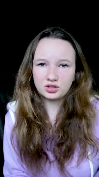Emocjonalna Rozmowa Online Niezadowolenie Przez Internet Wściekła Nastolatka Nastolatka Wskazując — Wideo stockowe