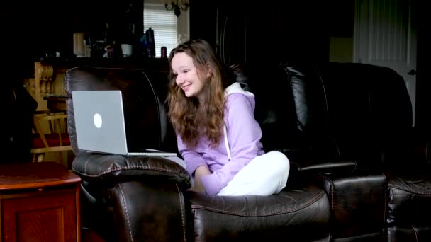 Sorpreso Allegra Ragazza Adolescente Huta Viola Parlando Con Qualcuno Sulla — Video Stock