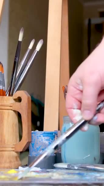 Młoda Rzemieślniczka Maluje Gliniany Wazon Pędzlem Wypieku Ręcznym Kształtowaniu Studio — Wideo stockowe