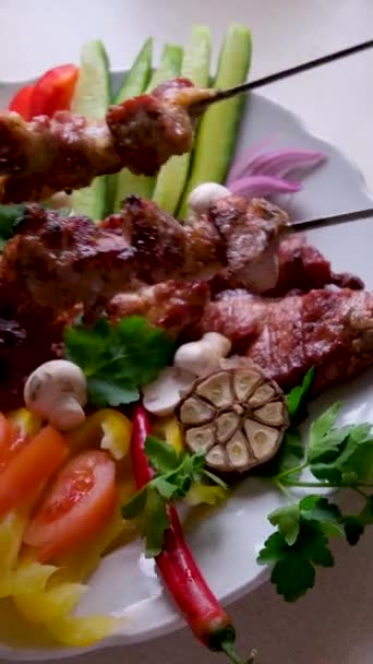 Domowej Roboty Grillowane Kebaby Wieprzowiną Warzywami Podawane Talerzu Bliska Poziomy — Wideo stockowe