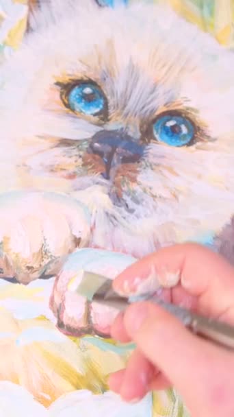Konstnär Man Med Borste Drar Till Vit Katt Med Blå — Stockvideo