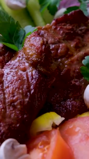 Gegrilltes Thunfischsteak Sesampanierung Mit Gemüse Rindersteak Mit Gegrilltem Gemüse Auf — Stockvideo
