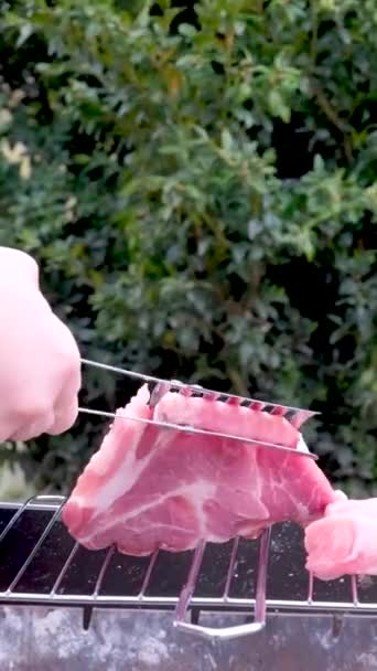 Női Kezek Friss Disznóhúst Tesznek Grillre Finom Steaket Főznek Tűzön — Stock videók