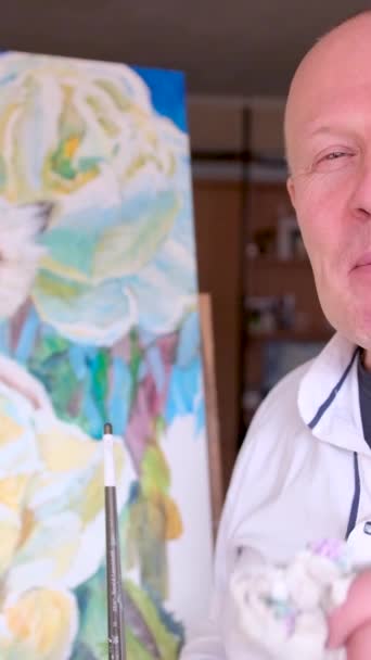 Artysta Człowiek Pędzlem Przyciąga Białego Kota Niebieskimi Oczami Uśmiecha Się — Wideo stockowe