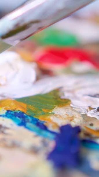Sanatçılar Fırçalar Yağlı Boyalı Eski Paletler Çizimler Yaratıcılık Ton Halinde — Stok video