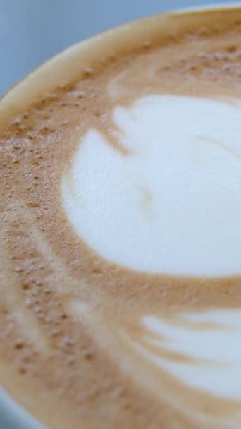 Närbild Barista Hand Gör Konst Kaffe Kaffebar Högkvalitativ Film — Stockvideo