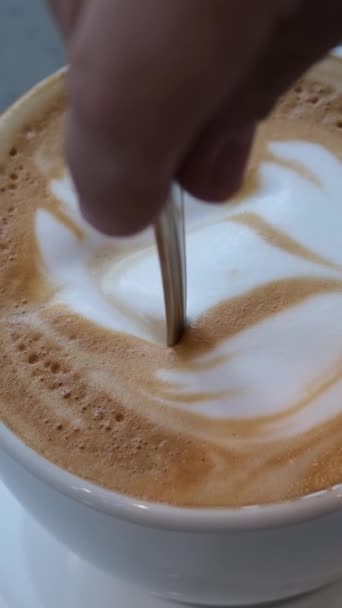 女性の手は砂糖を注ぎ スプーンでコーヒーを攪拌 コーヒー時間 スプーンでラテコーヒーを攪拌 高品質4K映像 — ストック動画