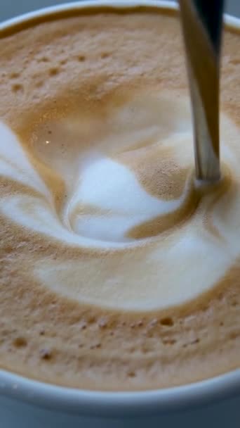 Munvattnande Löv Dras Skum Läckert Kaffe Americano Cappuccino Infoga Sked — Stockvideo