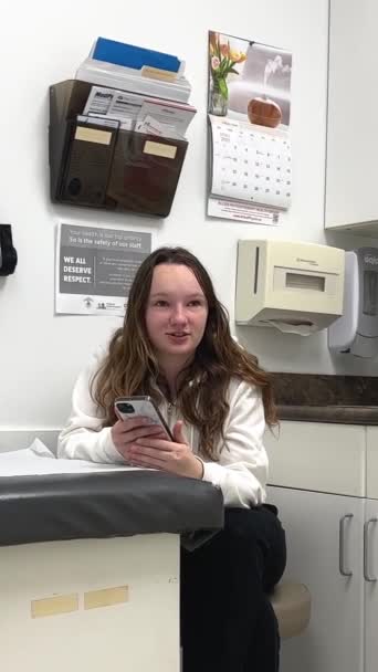 Dziewczyna Telefonem Siedzi Gabinecie Medycznym Surrey Lekarz Spotkanie Czeka Różne — Wideo stockowe