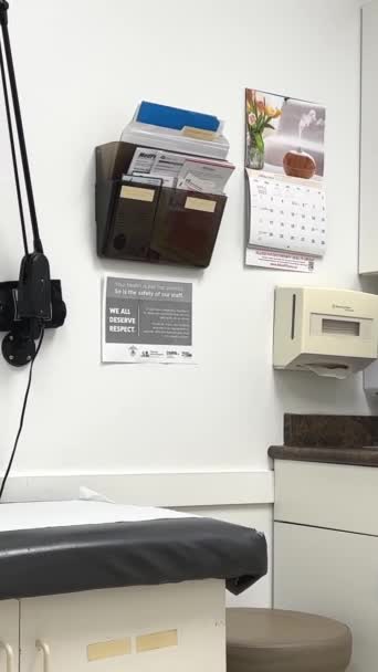韦尔奇 阿林血压监测器 耳镜和眼镜显微镜医疗设备挂在加拿大温哥华2023号医生办公室墙上 — 图库视频影像
