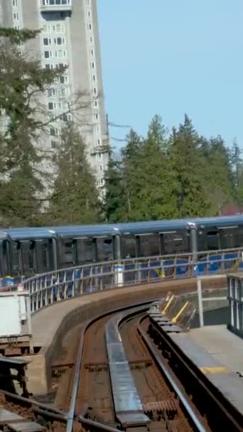 Vancouver Canadá 2023 Blue White Sky Train Moving Centre Vancouver — Vídeo de stock