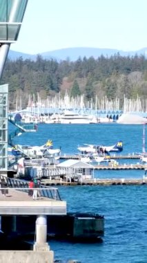 Drop, Vancouver Limanı 'ndaki Kanada Meydanı' ndaki yağmur damlasına benzeyen çelik bir heykel.