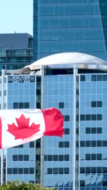 Kanadská Vlajka Vlnění Vrcholu Vancouver Vyhlídka Rotující Restaurace Přístavním Středisku — Stock video