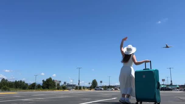 드레스를 모자를 파도를 아름다운 소녀가 비행기 여행을 즐기며 집에서 날아가는 — 비디오