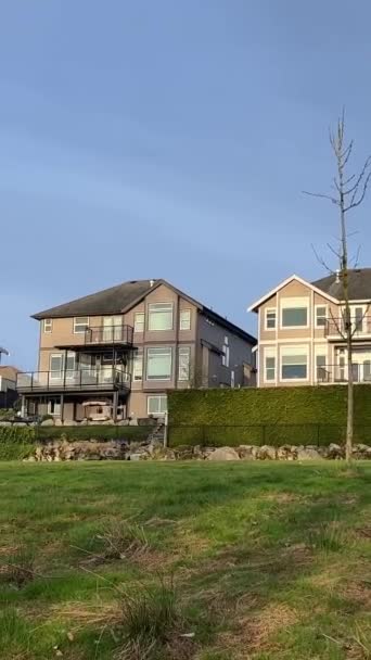 구역의 과푸른 잔디를 반으로 똑같이 아름다운 층짜리 캐나다의 밴쿠버 저택들을 — 비디오