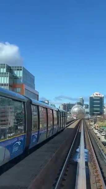 Sky Train Road Dal Surrey Vancouver Passando Treni Grattacieli Edifici — Video Stock