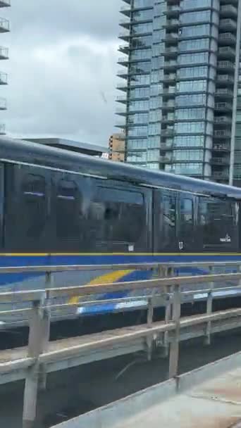 Sky Tågväg Från Surrey Till Vancouver Passerar Tåg Skyskrapor Kontor — Stockvideo