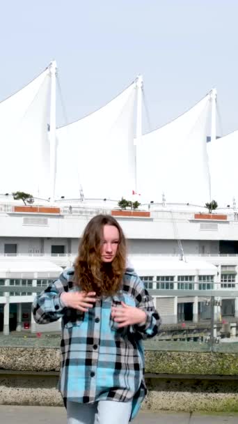 Nastolatka Luźnymi Włosami Płaszczu Kratę Spacery Pobliżu Kanady Miejsce Egzaminy — Wideo stockowe