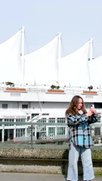 温哥华不列颠哥伦比亚省加拿大广场的女游客拍摄视频 在手机上拍照少年走在春天的城市风景山海 — 图库视频影像
