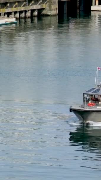 Βανκούβερ Καναδάς 2023 Tug Boat Μπροστά Από Την Πλατεία Καναδά — Αρχείο Βίντεο