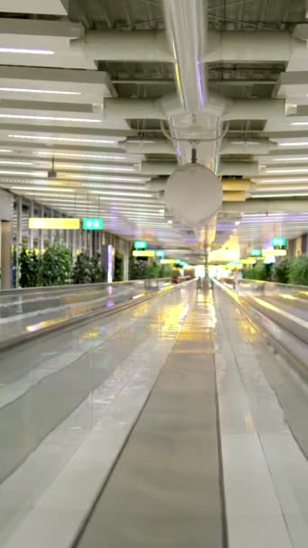 スキポール空港 オランダ2023コロナウイルスのパンデミックによるスキポール空港ターミナルの空の移動歩道や歩道人はいませんが 非常にきれいな表面と沈黙アムステルダム2023 — ストック動画