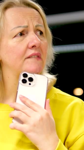 Flygplatsen Kvinna Mycket Upprörd Hon Gråter Hålla Telefon Händerna Suckar — Stockvideo
