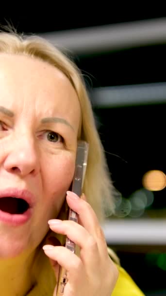 Kadınlar Ele Mesajlaşır Kafedeki Akıllı Telefondan Mesaj Atar Duygularını Gösterir — Stok video