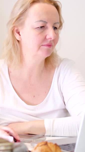 Uśmiechnięta Profesjonalna Dojrzała Bizneswoman Nosi Okulary Pomocą Laptopa Siedzi Biurku — Wideo stockowe