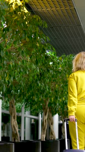 Przyjazd Lub Wyjazd Lotnisko Kobieta Walizką Kółkach Bagaż Podręczny Żółtym — Wideo stockowe