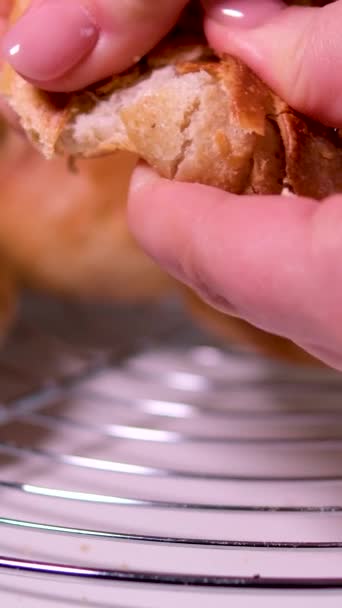 高密度酵母フリーペストリー女性の手は新鮮なが タイトな自家製パン灰色の小麦粉ロールおいしいママ食品健康的なパン屋 — ストック動画