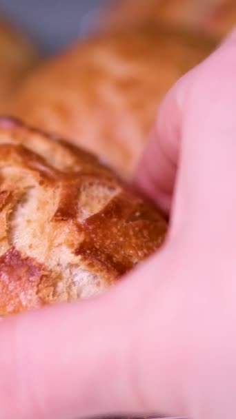 Świeżo Pieczone Bułki Chleb Okrągłym Grillu Pyszne Jedzenie Śniadanie Drożdże — Wideo stockowe