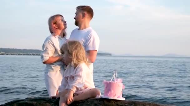 Elsk Det Første Barnet Familieblond Liten Jente Med Kake Tre – stockvideo