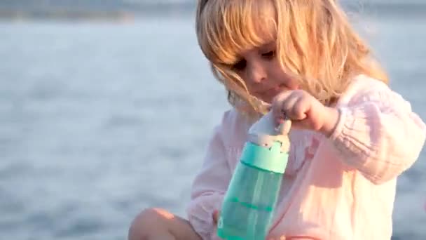 Menina Margem Lago Oceano Mar Bebe Água Verde Claro Garrafa — Vídeo de Stock