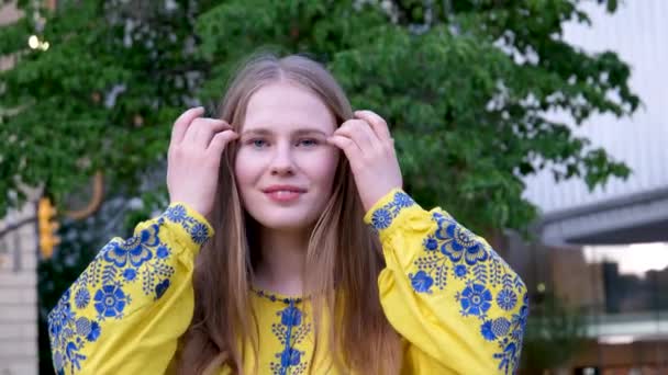 Joven Mujer Ucraniana Camisa Bordada Mira Sonrisas Endereza Pelo Rubio — Vídeos de Stock