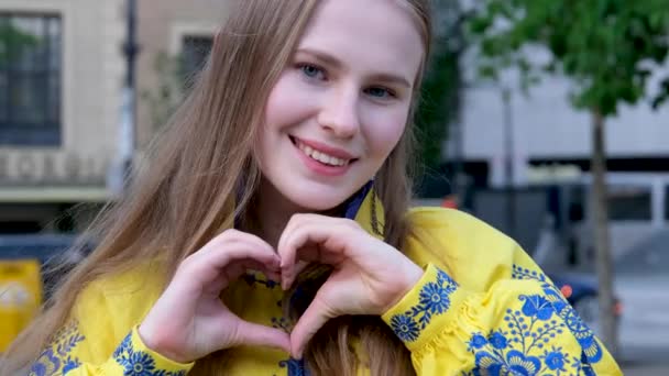 Посміхнена Дівчина Жовтому Светрі Показує Серце Двома Руками Любовний Знак — стокове відео