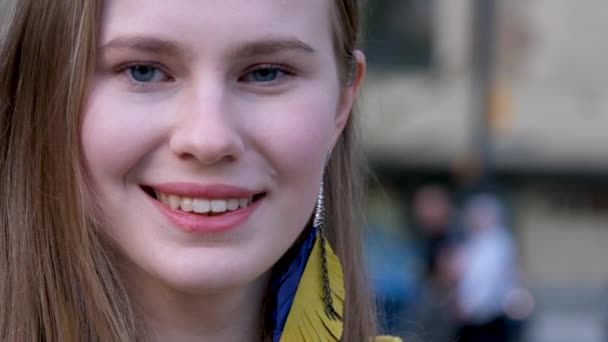 귀걸이를 여성을 있습니다 우크라이나 모양의 귀걸이를 있었습니다 노랗고 소녀는 우크라이나에 — 비디오