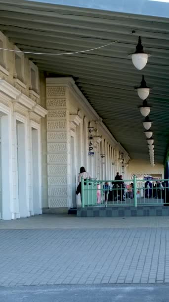 鉄道駅Przemysl Glowny Stacja市内の生活人々の車のスーツケースの生活ポーランド2023 — ストック動画
