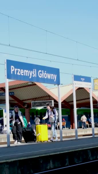 鉄道駅Przemysl Glowny Stacja市内の生活人々の車のスーツケースの生活ポーランド2023 — ストック動画