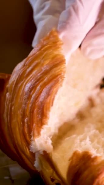 Pastelero Croissant Corte Convierte Postre Con Lado Que Puede Poner — Vídeos de Stock