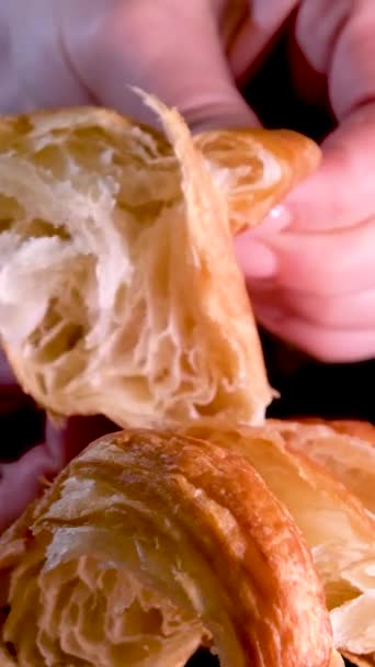 Ženské Ruce Trhají Čerstvý Croissant Porézní Struktura Pečení Uvnitř Ženy — Stock video
