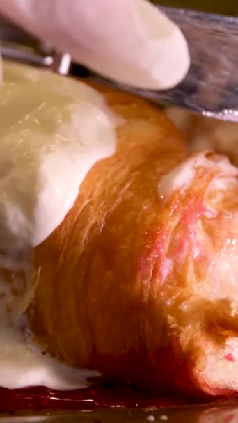 Tagliare Pezzo Croissant Spalmato Con Marmellata Lamponi Mani Panna Montata — Video Stock