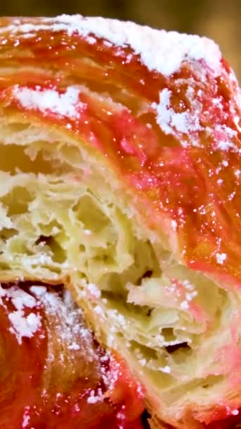 Lahodné Chutné Nakrájené Croissant Porézní Struktura Listového Těsta Pohyby Trochu — Stock video