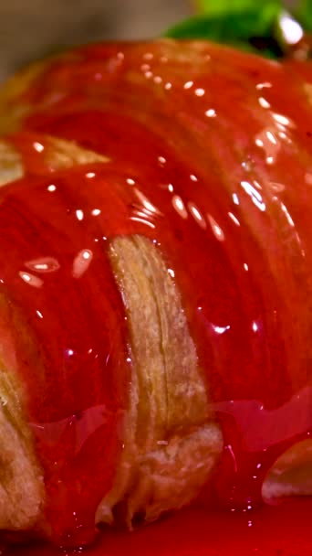 Croissant Auf Dem Weißen Teller Mit Frischen Erdbeeren Und Schlagsahne — Stockvideo