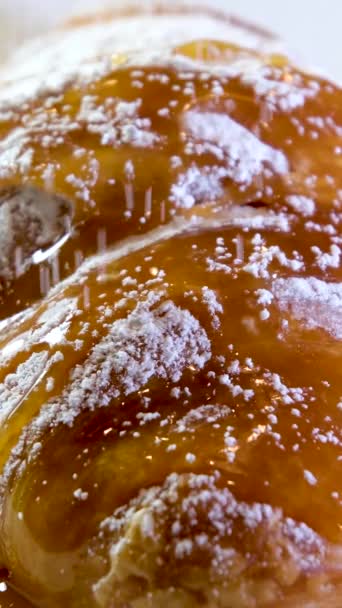 Vynikající Croissant Bílém Talíři Nalitý Karamelovým Sirupem Pomazánky Různých Směrech — Stock video